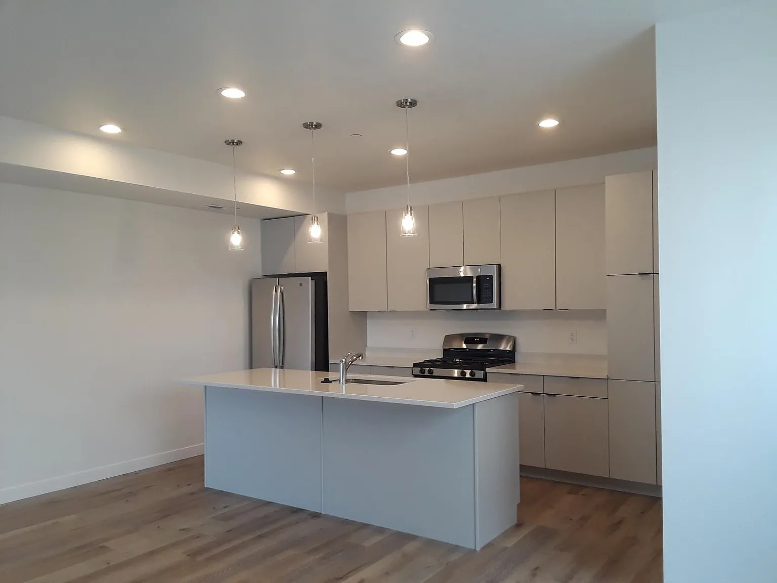 2 bed, 2.5 bath, 1265 sqft, $2,100 — Photo 4