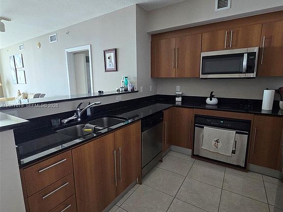 3rd image of 325 Biscayne Blvd APT 3115