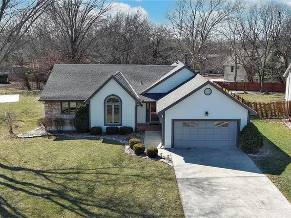 3824 SW Windemere Dr, Lees Summit, MO 64082