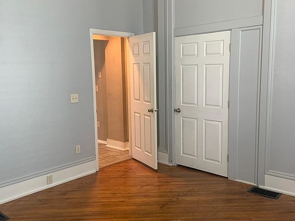 3rd image of 1104 W Wayne St
