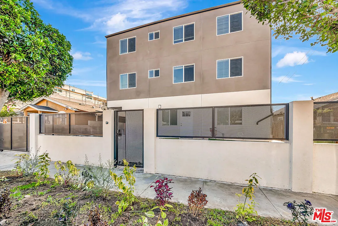 1 bed, 1.0 bath, 300 sqft, $900 — Photo 1