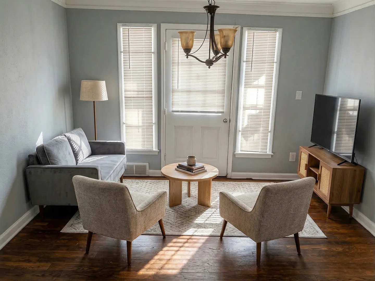 Spacious 3-bedroom, 1 bathroom Brick Home in Schulze — Photo 1
