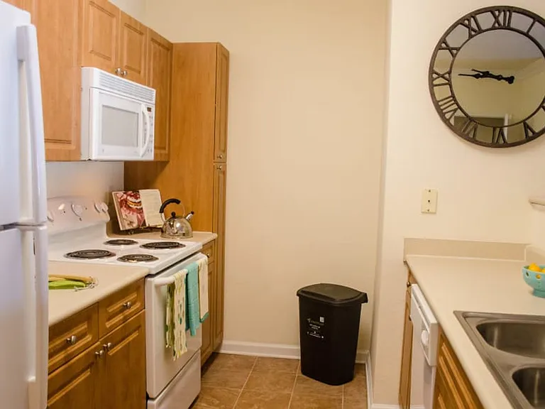 Eagle Harbor Apartments — Photo 15
