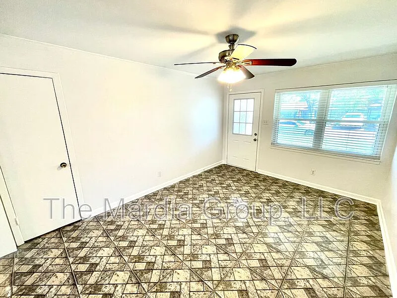 3 bed, 2.0 bath, 1274 sqft, $1,950 — Photo 2