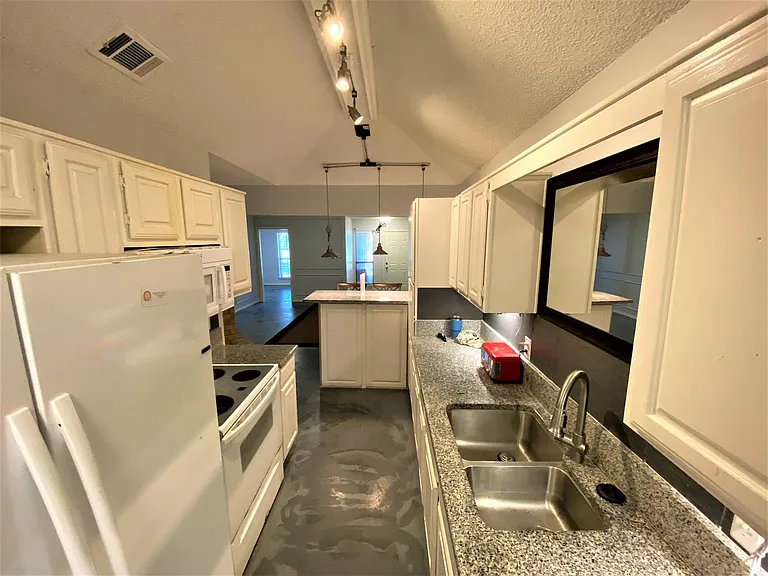 221 Hood St — Photo 9