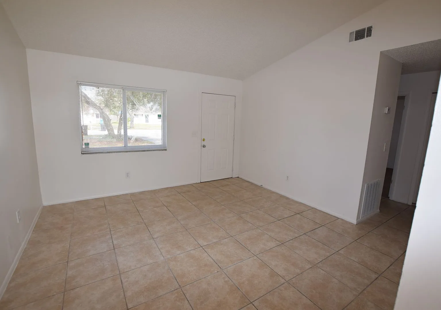 2/1 Duplex For Rent at 3264 Split Willow Drive Orlando, FL 32808 — Photo 4