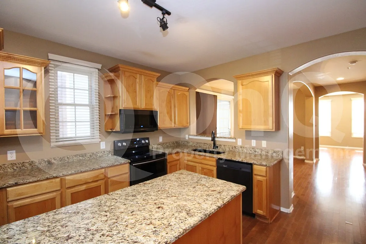 3 bed, 2.5 bath, 2096 sqft, $2,250 — Photo 3