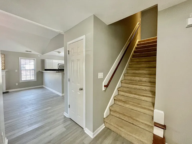 219 Bennington Dr — Photo 7