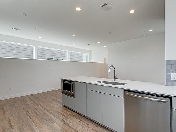 4th image of 1725 Bennett Ave #105