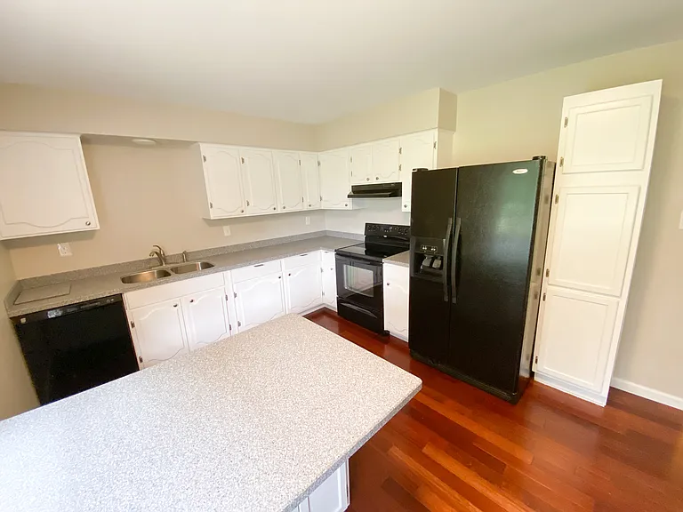 872 Summerville Dr — Photo 10