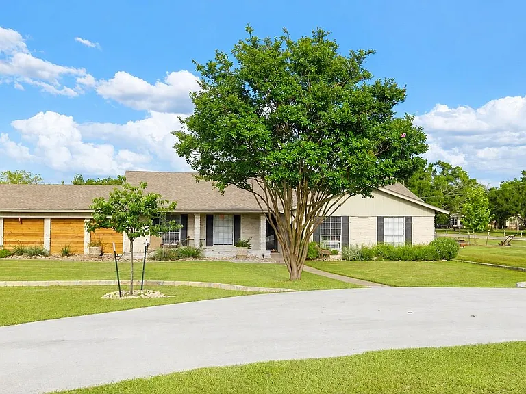 301 Retha Dr — Photo 1