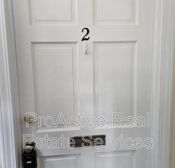 910 Colonial Ave — Photo 2