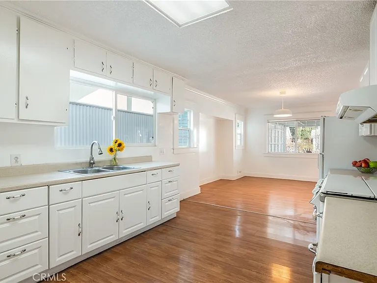 1125 N Heliotrope Dr — Photo 12