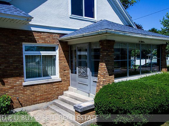 4th image of 1051 Fremont Ave NW