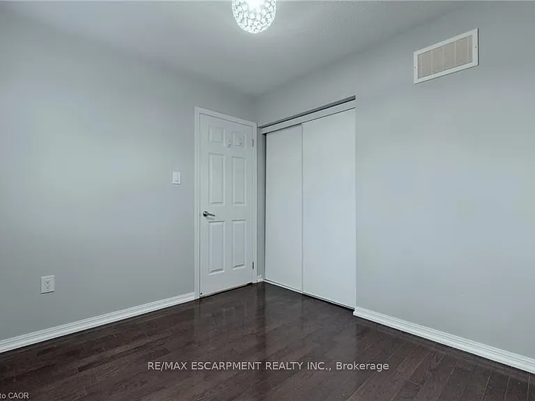 1005 Farmstead Dr #MAIN UPPER — Photo 14