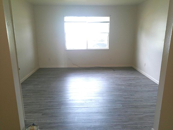 3rd image of 1128 E 9th St APT 61