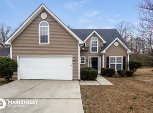2000 Meadow Glen Cir, Fairburn, GA 30213