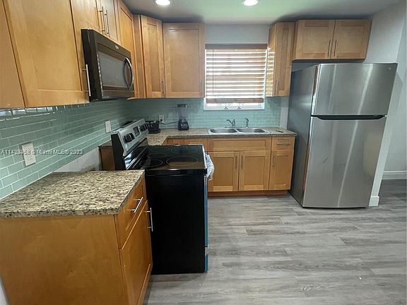 5th image of 1101 Oakwood Dr