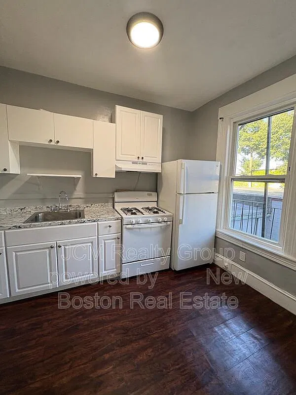 2 bed, 1.0 bath, 999 sqft, $2,200 — Photo 1