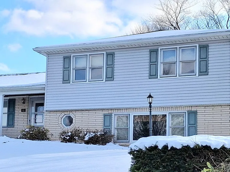 10 Carson Ln — Photo 2