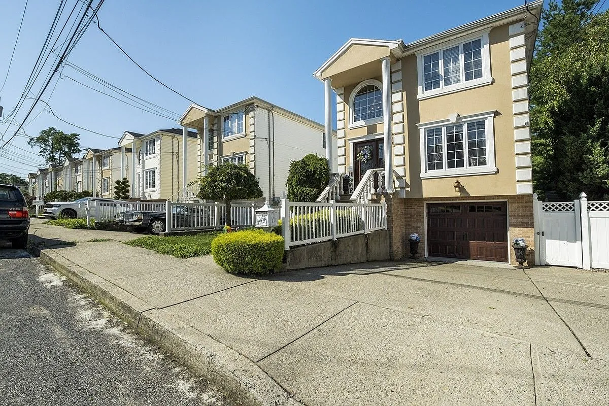114 Tyrrell St photo 1