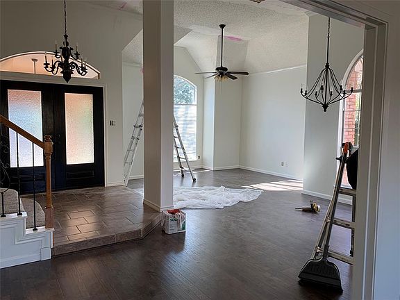 3rd image of 601 Hidden Oak Ct