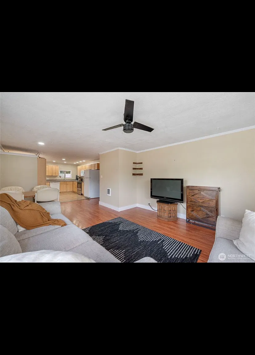 3 bed, 1096 sqft, $2,195 — Photo 3