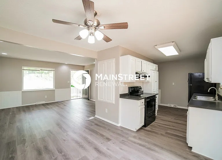 102 N Charlotte St — Photo 12
