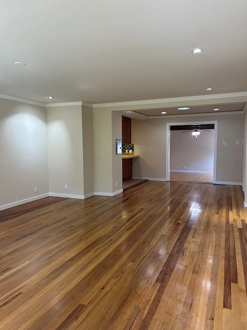 Spacious home located in Friendly Acres — Photo 3