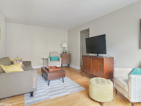 4th image of 420 W Aldine Ave APT 322