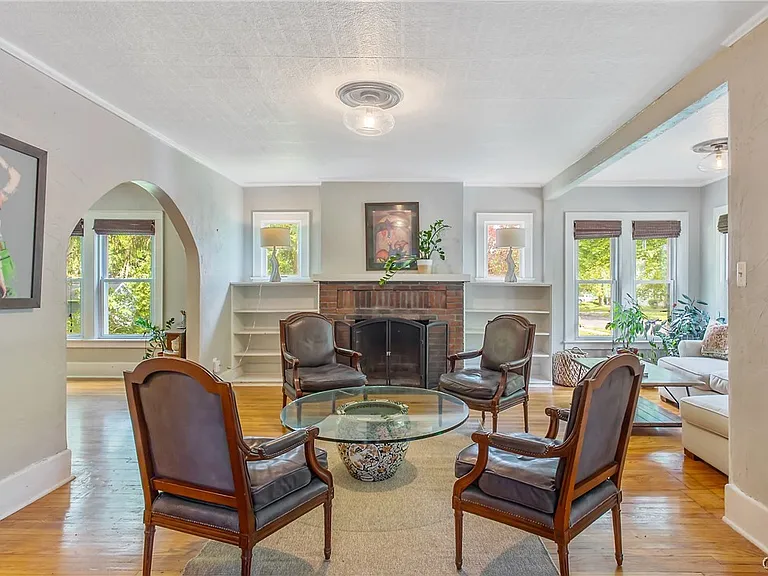 562 Buckingham Ave — Photo 4