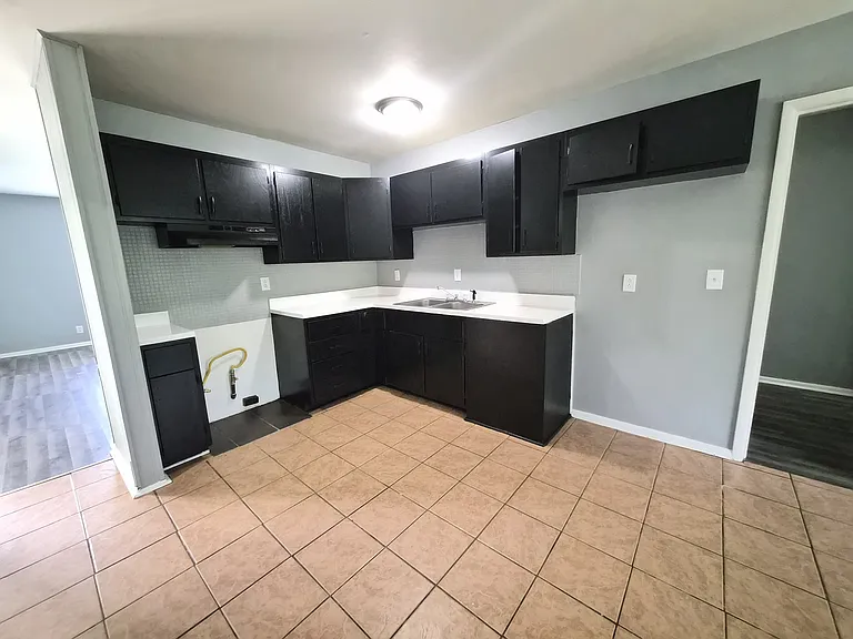 3921 Malibu Dr — Photo 8