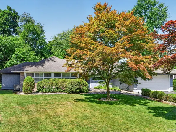 26 Oaks Hunt Road, Great Neck, NY 11020