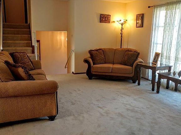3rd image of 2207 Camelot Dr