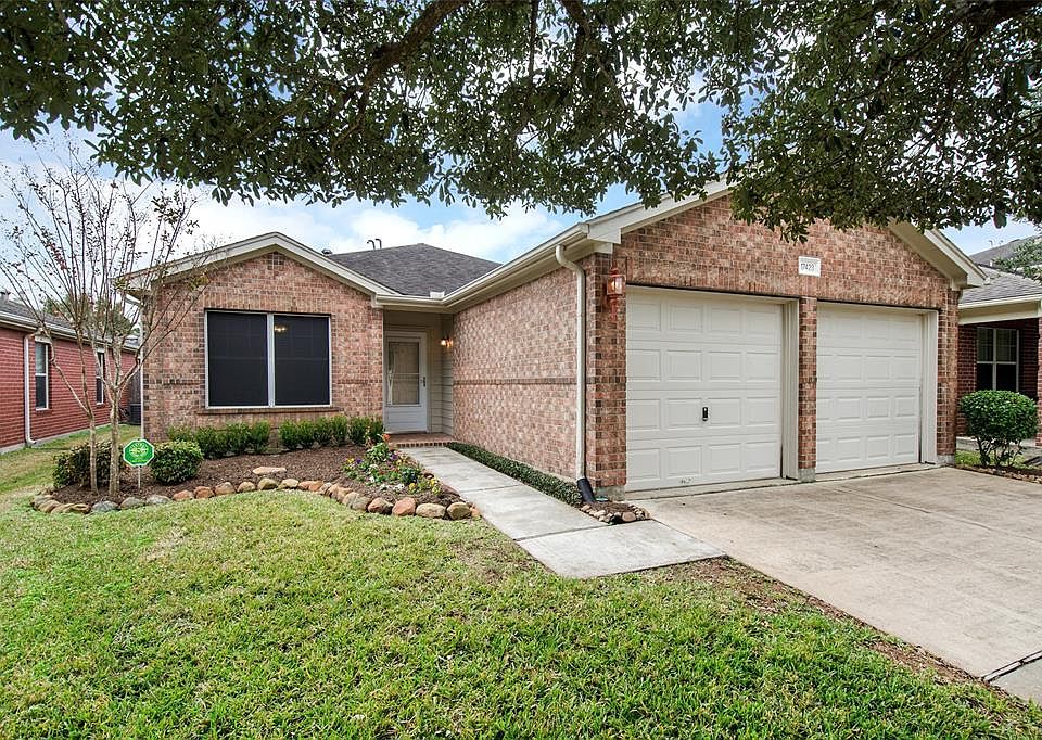 1st image of 17423 Hoover Gardens Dr