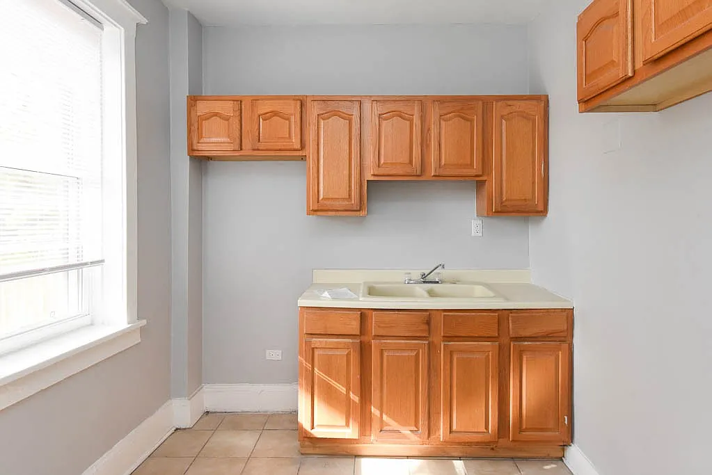 Appealing 2 Bed, 1 Bath at Rosemont + Lakewood (Rogers Park) — Photo 2