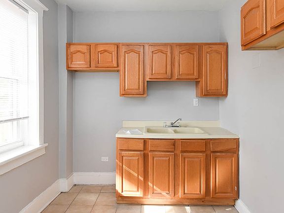 2nd image of 1251 W Rosemont Ave #5