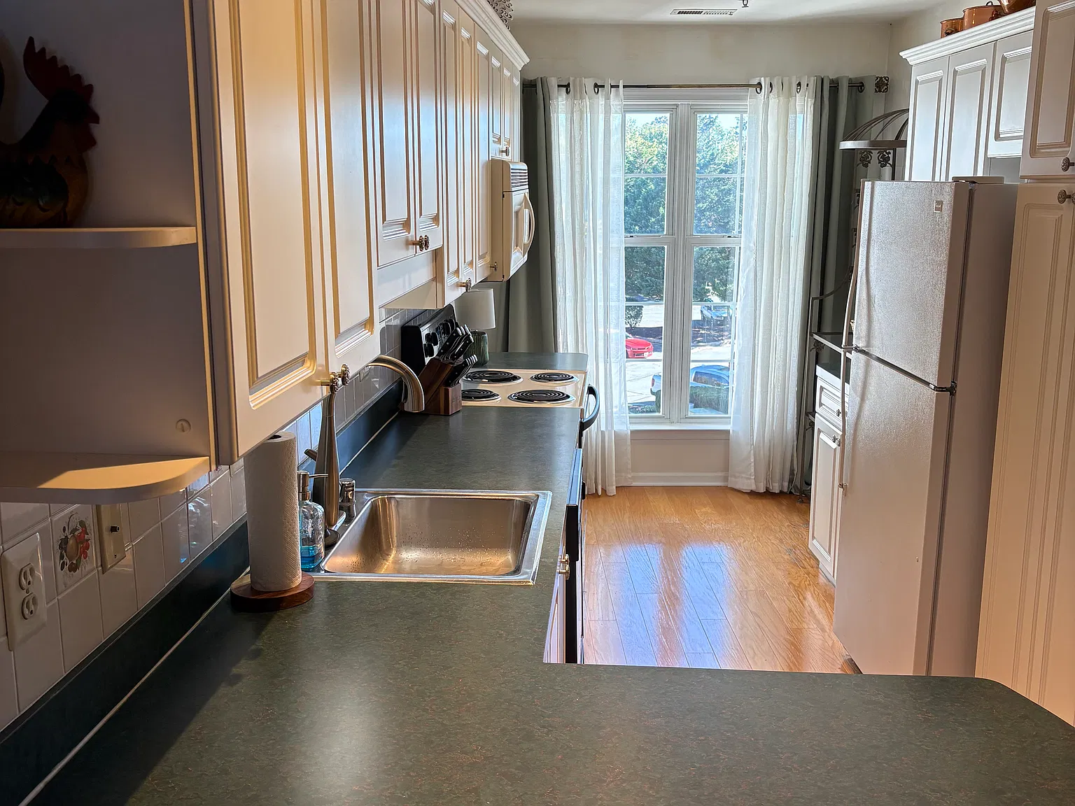 3 bed, 2049 sqft, $2,400 — Photo 4