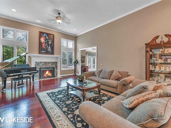 4th image of 54048 Birchfield Dr W