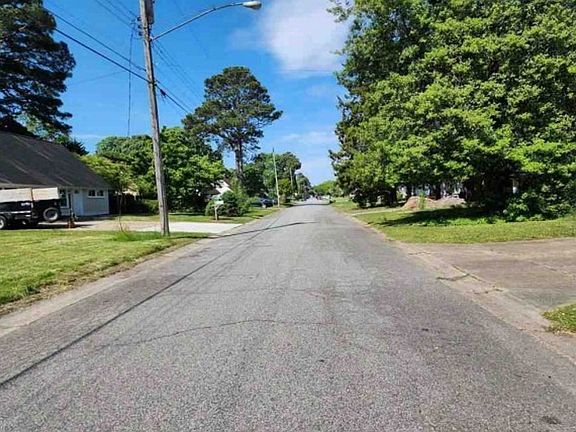 Exterior Neighborhood (street photo)