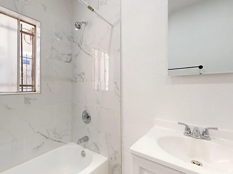 2318 W Jefferson Blvd #A — Photo 15