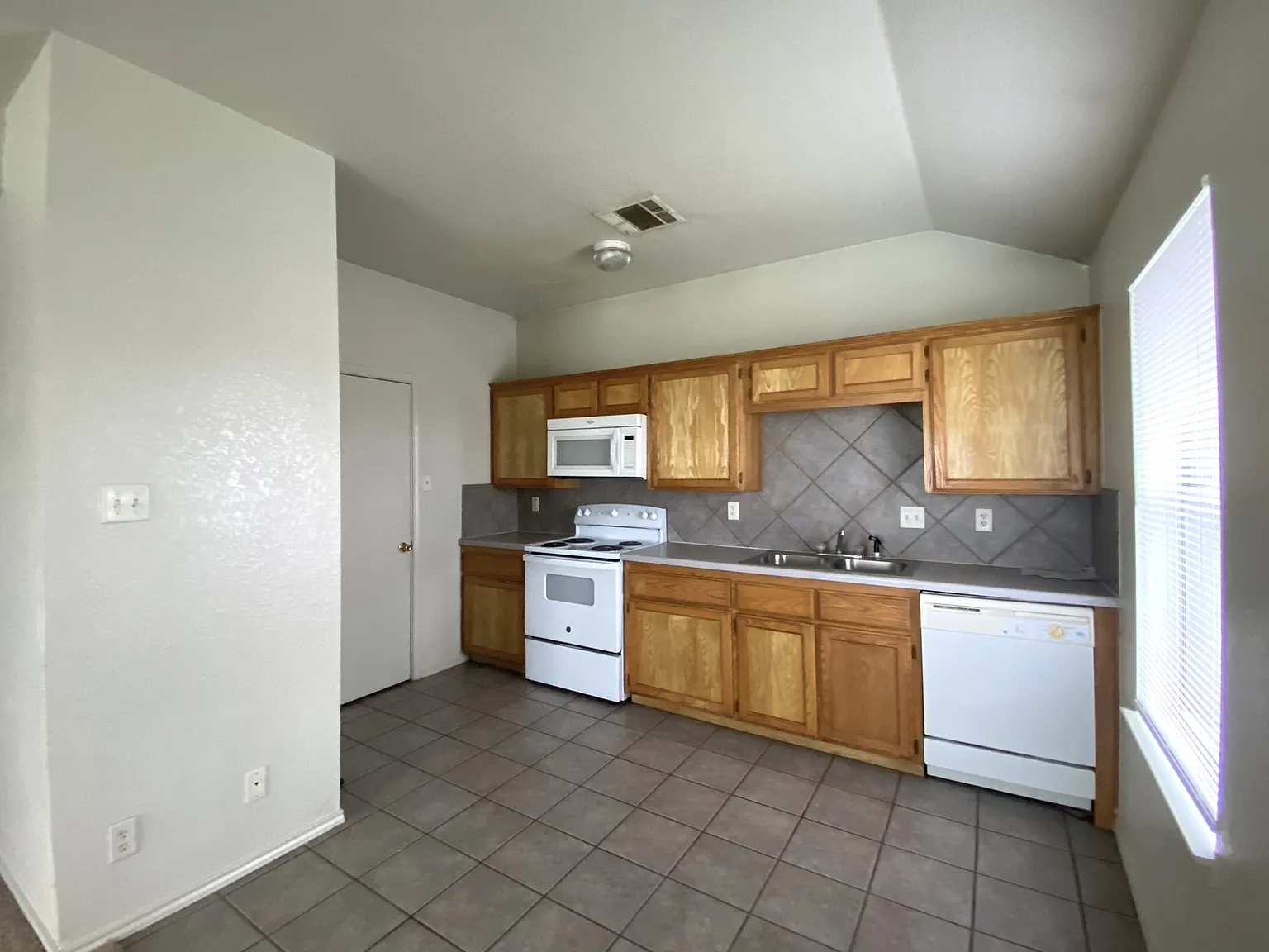 1 bed, 675 sqft, $699 — Photo 4