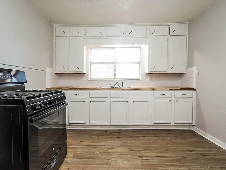912 Clifton St — Photo 9