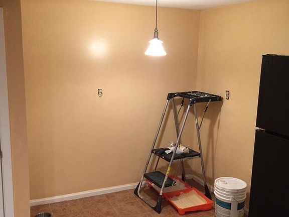 eating area in kitchen (also has full dining area no picture