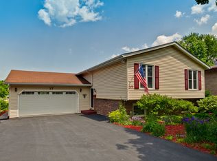 37 W Shore Dr, Grayslake, IL 60030