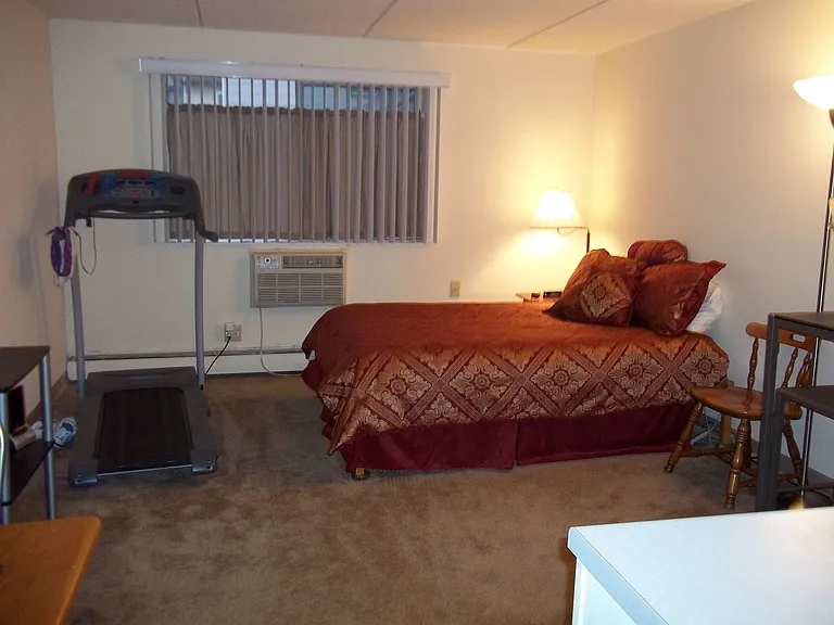 MAY RENT FREE - Sign on this Studio today! — Photo 13