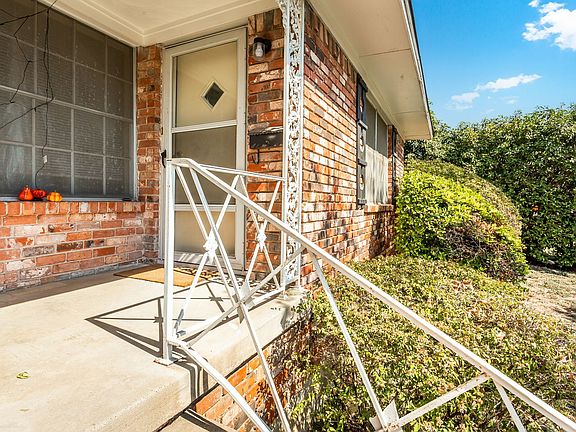 2nd image of 10817 Lake Gardens Dr