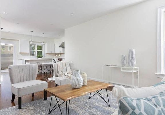 4th image of 100 Bartlett St