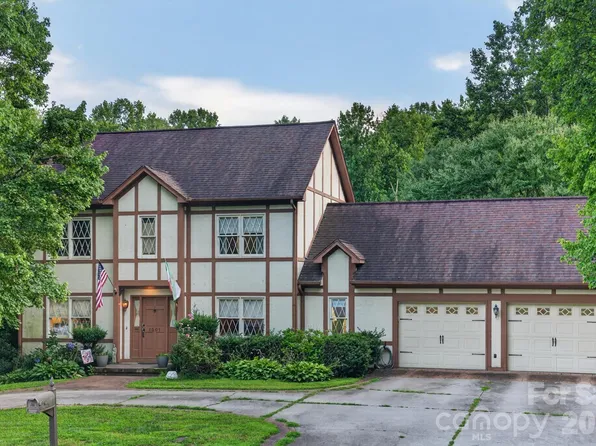 1001 Plantation Dr, Lenoir, NC 28645