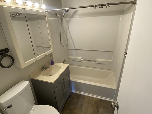4th image of 877 Windsor Dr